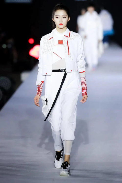 北京2022年冬奧會(huì)特許商品國旗款運(yùn)動(dòng)服裝發(fā)布會(huì)