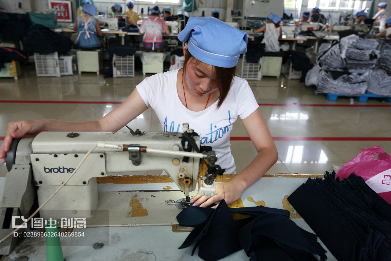 安徽省淮北市秋艷服裝廠,女工在生產(chǎn)車間內(nèi)加工出口到歐美地區(qū)的服裝產(chǎn)品。